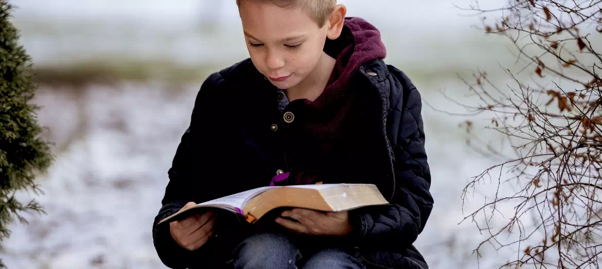 czytanie biblii przez chłopca